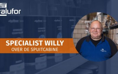 Specialist Willy over de spuitcabine